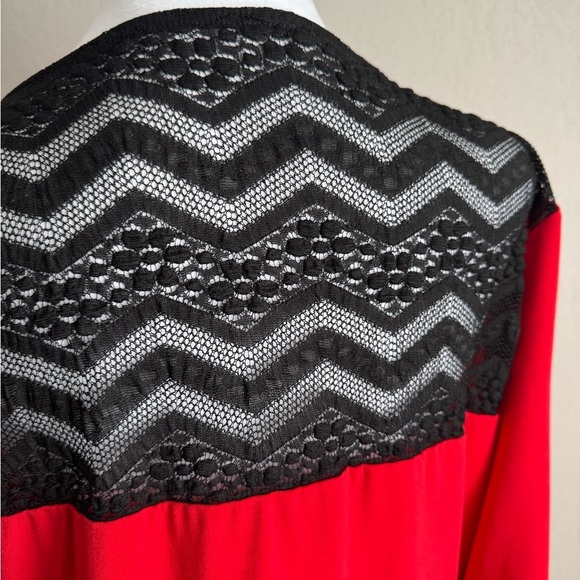 Torrid Cherry Red V-Neck 1/2 Sleeve Black Lace Back Ruched Blouse Womens 3 (3X) - Picture 6 of 8